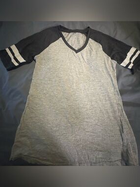 Women’s Light Grey V-Neck Sleeve Shirt with White Accents